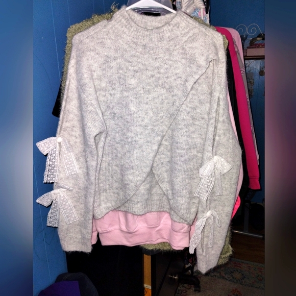 NWOT Lace Bow Reversible Soft Sweater - Picture 3 of 5